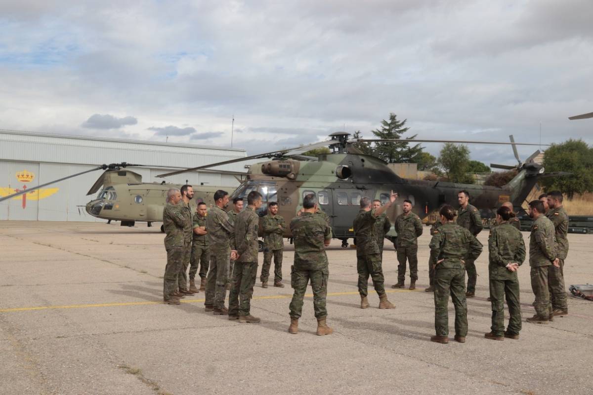Últimas instrucciones antes de realizar la presentación de las aeronaves a la ministra de tripulaciones. Últimas instrucciones antes de realizar la presentación de las aeronaves a la ministra de tripulaciones.