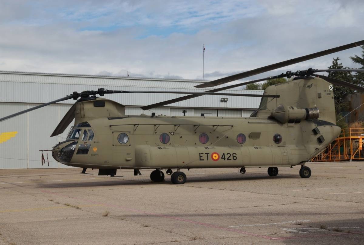 Los nuevos helicópteros Boeing CH-47F “Chinook” han trasladado hasta el pie de los incendios a cientos de bomberos de la UME (Unidad Militar de Emergencias). Los nuevos helicópteros Boeing CH-47F “Chinook” han trasladado hasta el pie de los incendios a cientos de bomberos de la UME (Unidad Militar de Emergencias).
