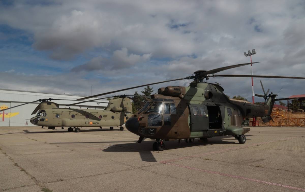 En primer plano, un Airbus Helicopters AS532 “Cougar” del Batallón de Helicópteros de Maniobra IV. En primer plano, un Airbus Helicopters AS532 “Cougar” del Batallón de Helicópteros de Maniobra IV.