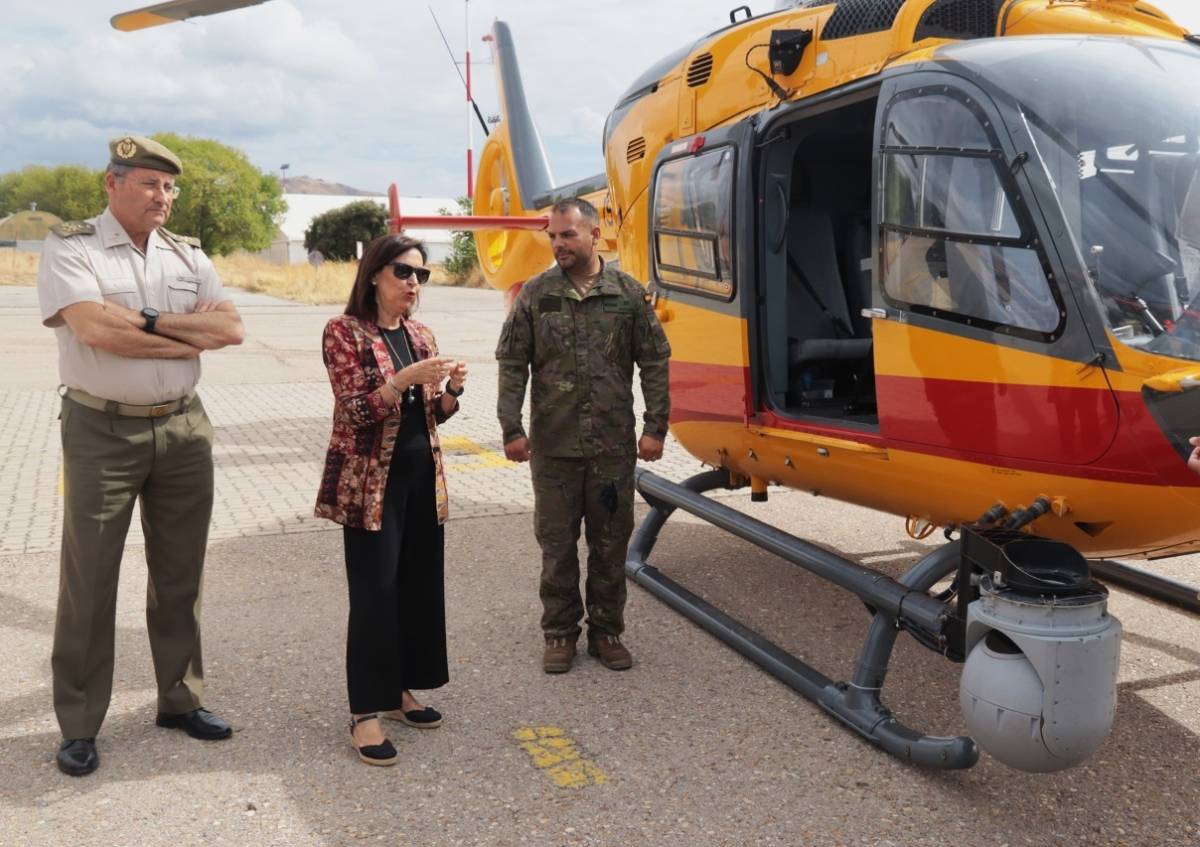 La ministra de Defensa atiende las explicaciones de un miembro del BHELEME II, que le da acerca de la cámara electroóptica e infrarroja L3Harris, que equipa a su EC135. La ministra de Defensa atiende las explicaciones de un miembro del BHELEME II, que le da acerca de la cámara electroóptica e infrarroja L3Harris, que equipa a su EC135.