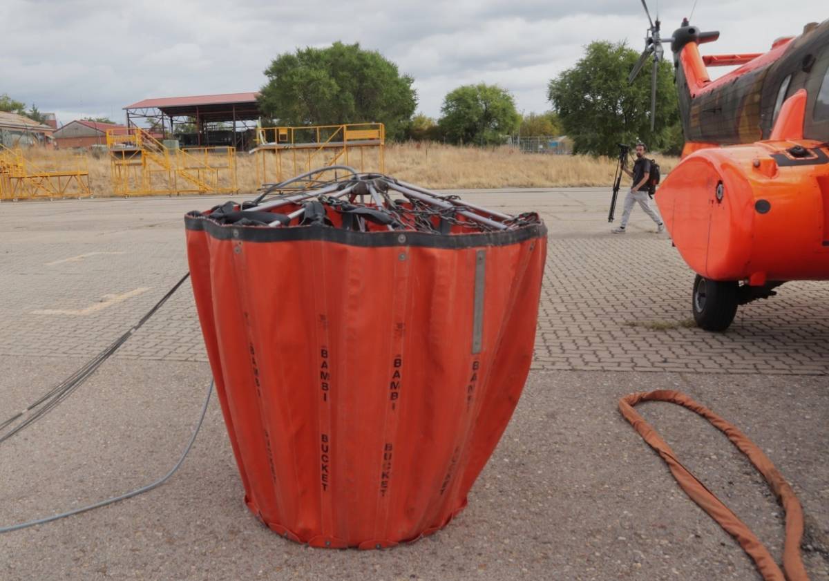 Detalle del helibalde o Bambi bucket del fabricante canadiense SEI Industries Ltd, de 2.000 litros, lo emplean los AS532UL del BHELEME II. Detalle del helibalde o Bambi bucket del fabricante canadiense SEI Industries Ltd, de 2.000 litros, lo emplean los AS532UL del BHELEME II.