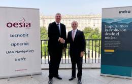 José Vicente de los Mozos, consejero delegado de Indra y Luis Furnells, presidente ejecutivo de Oesia tras la firma del acuerdo estratégico de 2023 entre ambas empresas para desarrollar soluciones críticas para las Fuerzas Armadas (Indra)