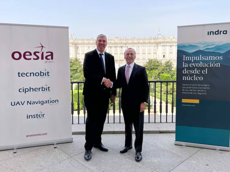 José Vicente de los Mozos, consejero delegado de Indra y Luis Furnells, presidente ejecutivo de Oesia tras la firma del acuerdo estratégico de 2023 entre ambas empresas para desarrollar soluciones críticas para las Fuerzas Armadas (Indra) José Vicente de los Mozos, consejero delegado de Indra y Luis Furnells, presidente ejecutivo de Oesia tras la firma del acuerdo estratégico de 2023 entre ambas empresas para desarrollar soluciones críticas para las Fuerzas Armadas (Indra)