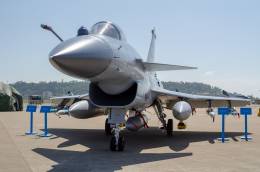 Perspectiva de un J-10C con armamento aire-aire.