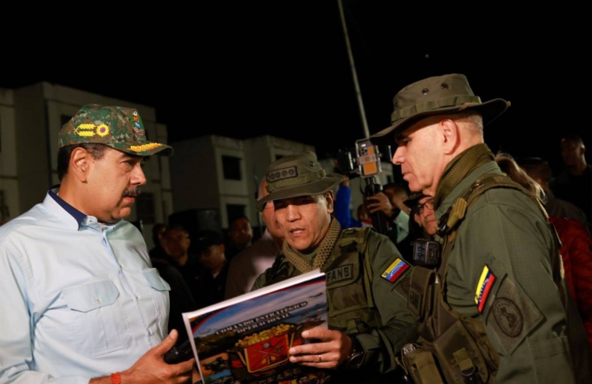 Niclas Maduro, junto al ministro de Defensa GJ (EJ) Vladimir Padrino y el comandante Estratgico Operacional GJ Domingo Hernndez Lrez. (Foto: Ministerio de Defensa de Venezuela)