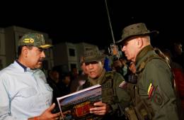 Niclas Maduro, junto al ministro de Defensa GJ (EJ) Vladimir Padrino y el comandante Estratgico Operacional GJ Domingo Hernndez Lrez. (Foto: Ministerio de Defensa de Venezuela)