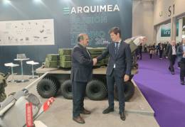 Manuel Martn Flrez y Alejandro Page en DSEI (Arquimea)