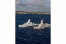 La fragata HNLMS Van Amstel (F831) y el patrullero de alta mar HNLMS Friesland (P842) (Foto: Defensie Caribisch Gebied)