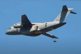 Lanzamiento de paracaidistas hngaros desde el KC-390.