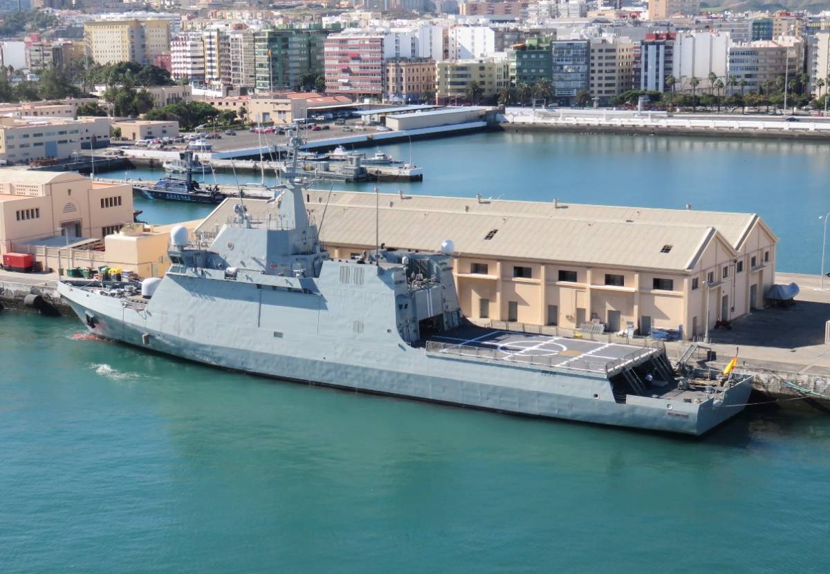 Uno de los actuales BAM de la Armada, en concreto el Relmpago, al que vemos atracado en su base del Arsenal de Las Palmas.  (foto Ein Dahmer)