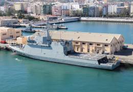 Uno de los actuales BAM de la Armada, en concreto el Relmpago, al que vemos atracado en su base del Arsenal de Las Palmas.  (foto Ein Dahmer)