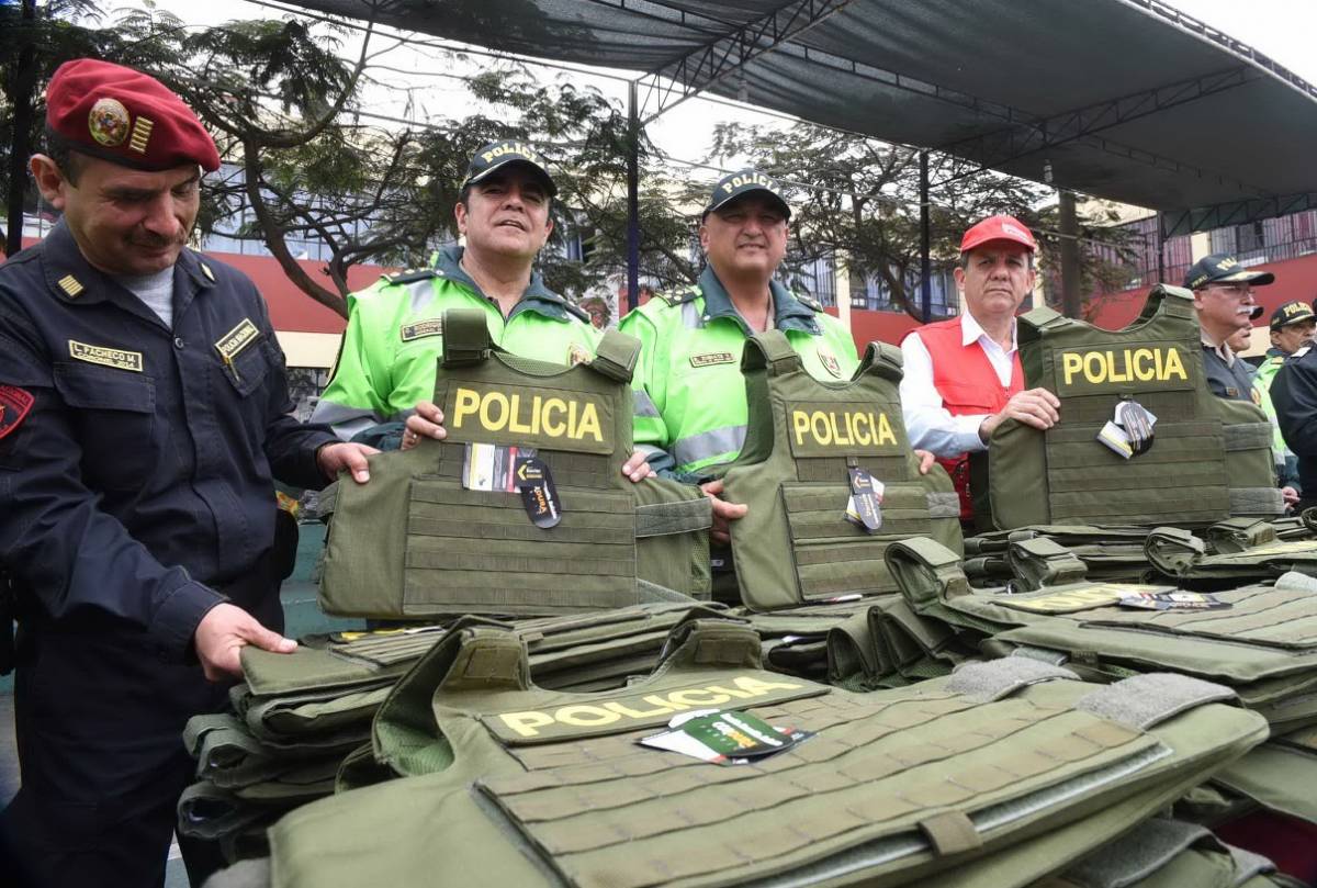Entrega de Chalecos Antibala Nivel IIIA de Armor Life Lab a la Policía Nacional del Perú en 2017. Entrega de Chalecos Antibala Nivel IIIA de Armor Life Lab a la Policía Nacional del Perú en 2017.