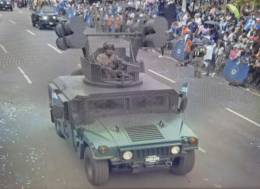 Veh�culos t�cticos durante el desfile.