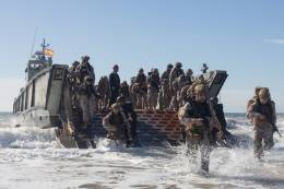 Infantes de Marina desembarcando en las playas de Camp Lejeune. (foto USMC)