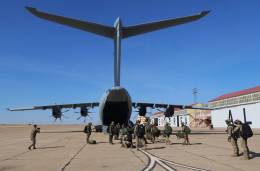 Subida de un grupo de los paracaidistas participantes en el A400M. (foto Julio Maiz)