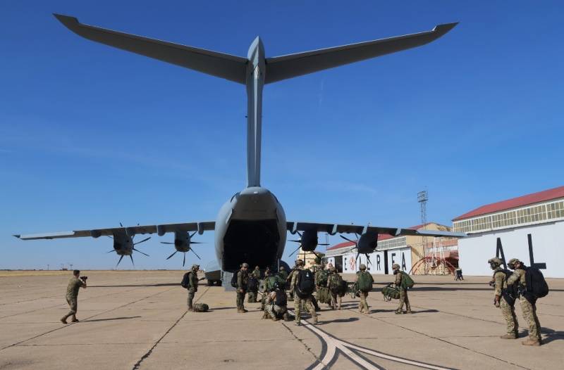 Subida de un grupo de los paracaidistas participantes en el A400M. (foto Julio Maiz) Subida de un grupo de los paracaidistas participantes en el A400M. (foto Julio Maiz)