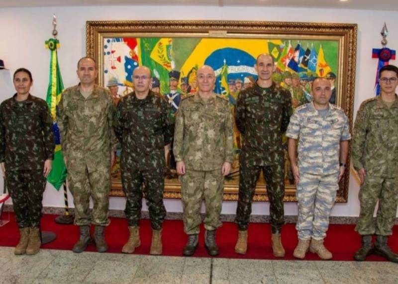 La delegacin militar turca recibida por el Ejrcito Brasileo.