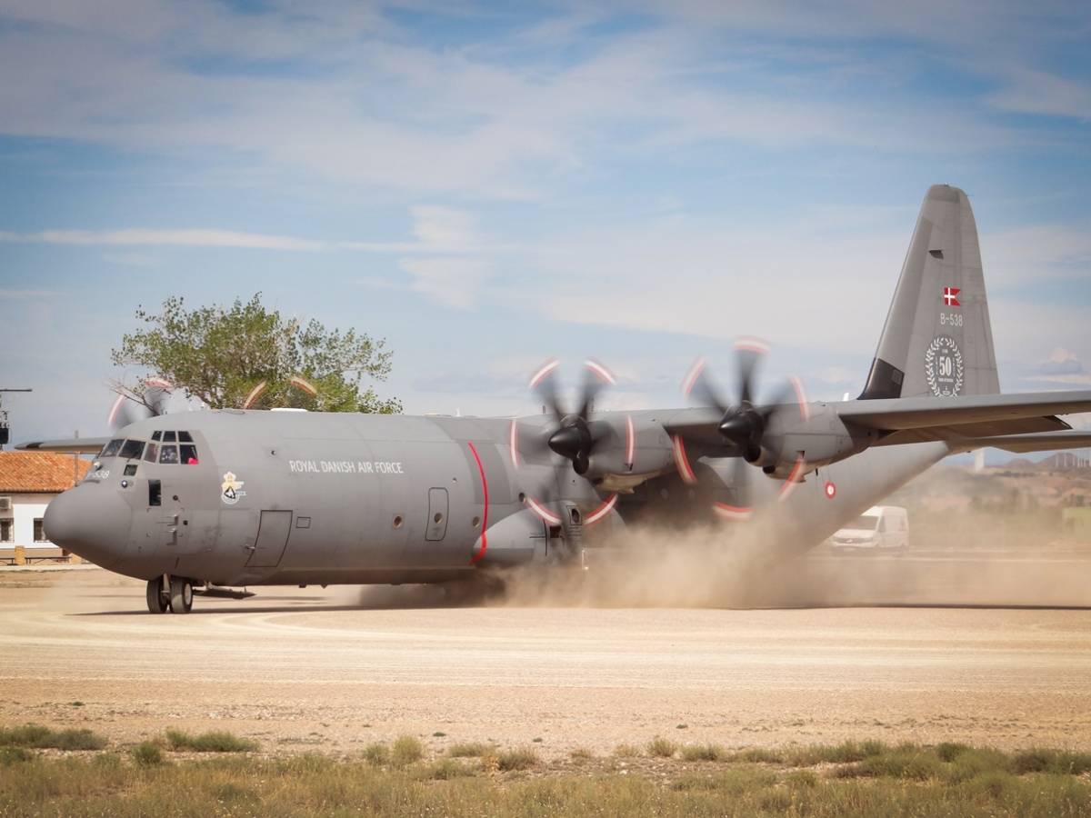 Un C-130J-30 Súper Hércules de la Fuerza Aérea de Dinamarca levantando una nube de polvo con sus cuatro motores en Ablitas. (foto: Esteban Maiza) Un C-130J-30 Súper Hércules de la Fuerza Aérea de Dinamarca levantando una nube de polvo con sus cuatro motores en Ablitas. (foto: Esteban Maiza)