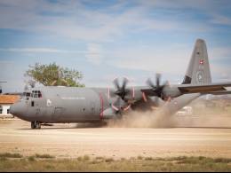 Un C-130J-30 S�per H�rcules de la Fuerza A�rea de Dinamarca levantando una nube de polvo con sus cuatro motores en Ablitas. (foto: Esteban Maiza)