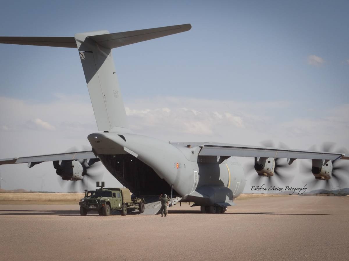 Un A400M del Ala 31 descargando una pieza de artillería ligera remolcada por un VAMTAC, ambos de la BRIPAC. (foto: Esteban Maiza) Un A400M del Ala 31 descargando una pieza de artillería ligera remolcada por un VAMTAC, ambos de la BRIPAC. (foto: Esteban Maiza)