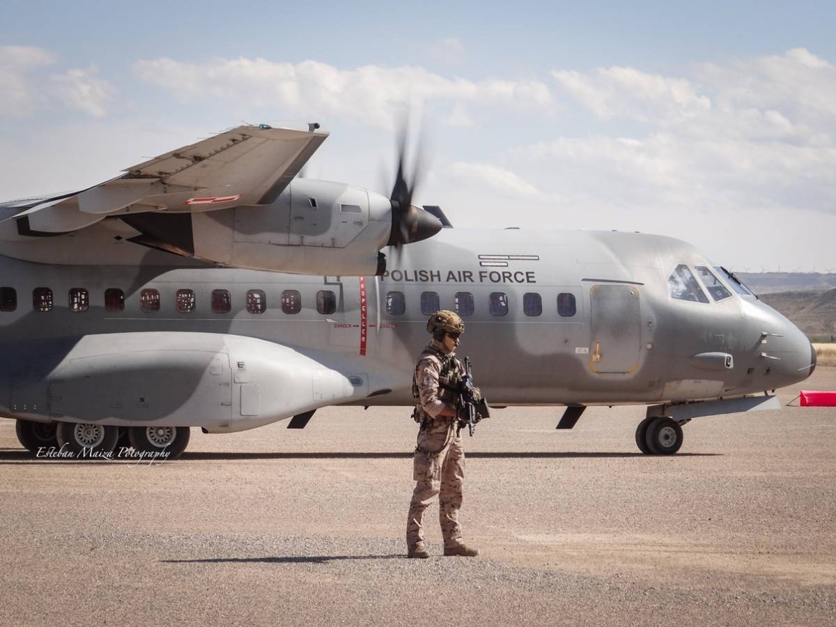 Un AMPT del EADA asegurando la zona de operaciones de un C-295 de la Fuerza Aérea Polaca. (foto: Esteban Maiza) Un AMPT del EADA asegurando la zona de operaciones de un C-295 de la Fuerza Aérea Polaca. (foto: Esteban Maiza)