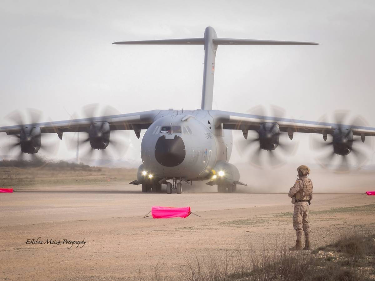Un A400M de la Luftwaffe rodando por la pista de tierra de Ablitas. (foto: Esteban Maiza) Un A400M de la Luftwaffe rodando por la pista de tierra de Ablitas. (foto: Esteban Maiza)