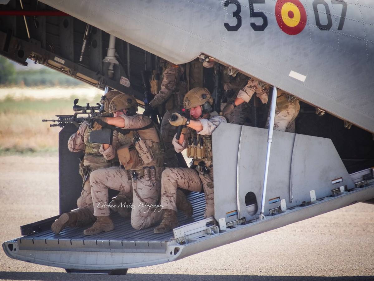 Un equipo AMPT del EADA en la rampa de un C-295 español. (foto: Esteban Maiza) Un equipo AMPT del EADA en la rampa de un C-295 español. (foto: Esteban Maiza)