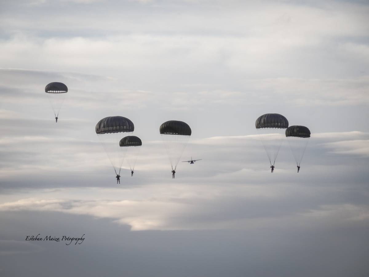 Paracaidistas después de un lanzamiento en automático desde un C-295 del Ala 35. (foto: Esteban Maiza) Paracaidistas después de un lanzamiento en automático desde un C-295 del Ala 35. (foto: Esteban Maiza)