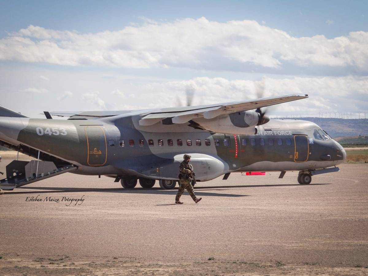 Un AMPT checo protegiendo el C-295 de la Fuerza Aérea Checa participante. (foto: Esteban Maiza) Un AMPT checo protegiendo el C-295 de la Fuerza Aérea Checa participante. (foto: Esteban Maiza)