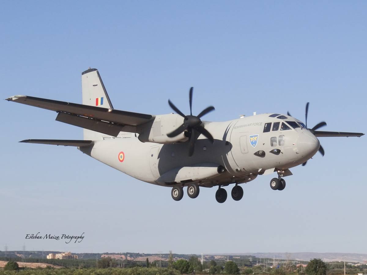 El C-27J rumano ejecutando una baja aproximación a Ablitas. (foto: Esteban Maiza) El C-27J rumano ejecutando una baja aproximación a Ablitas. (foto: Esteban Maiza)