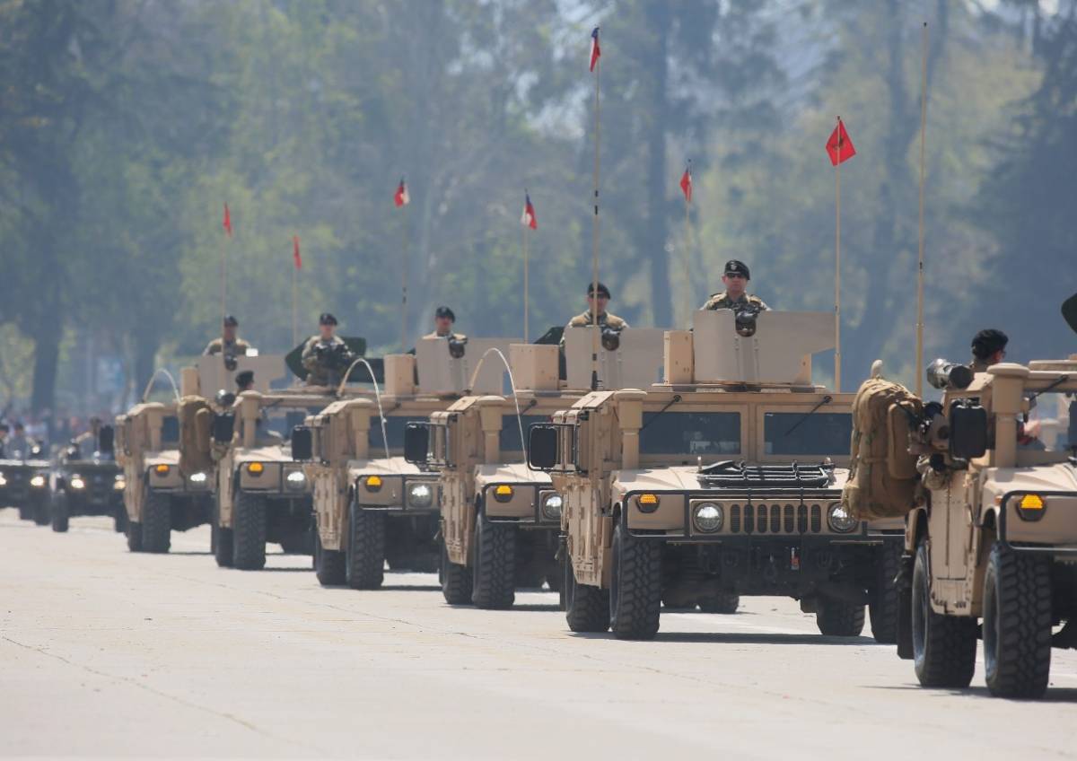 Columna de los nuevos vehculos Humvee durante el desfile.
