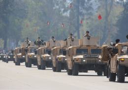 Columna de los nuevos vehculos Humvee durante el desfile.