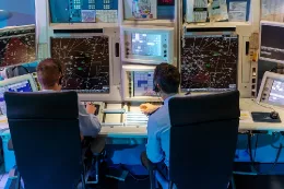 Controladores militares en el Centro de Control de Enaire en Madrid. Foto: Enaire