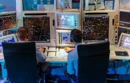 Controladores militares en el Centro de Control de Enaire en Madrid. Foto: Enaire