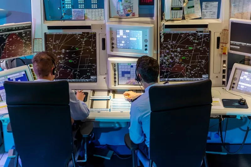 Controladores militares en el Centro de Control de Enaire en Madrid. Foto: Enaire