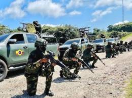 Escuadra de fusiles se despliega a los flancos de una columna de vehculos militarizados Toyota Hilux armados con ametralladoras medianas FN Mag. (Foto: CEOFANB)