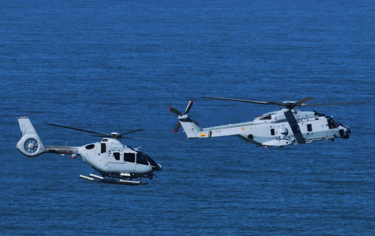 Detalle de la parte delantera del NH90 de la Armada durante su vuelo en las inmediaciones de la ciudad de Cádiz. (foto José Antonio Almarza) Detalle de la parte delantera del NH90 de la Armada durante su vuelo en las inmediaciones de la ciudad de Cádiz. (foto José Antonio Almarza)