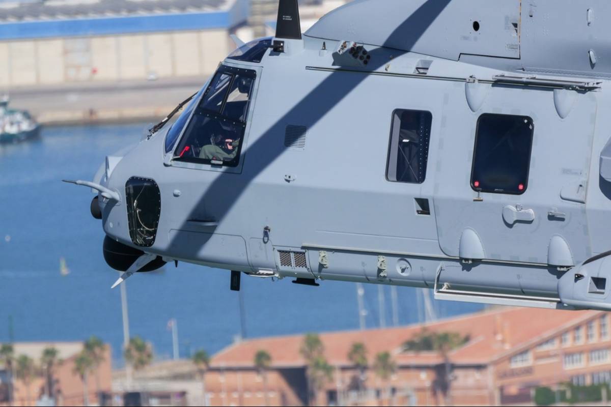 Uno de los NH90 de la Decimocuarta Escuadrilla en vuelo; al fondo se aprecia el gaditano puente José León de Carranza. (Foto: José Antonio Almarza) Uno de los NH90 de la Decimocuarta Escuadrilla en vuelo; al fondo se aprecia el gaditano puente José León de Carranza. (Foto: José Antonio Almarza)
