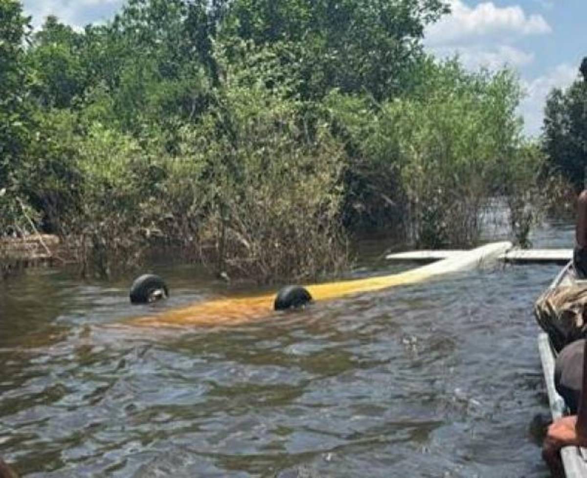 El avin interceptado tras realizar un aterrizaje forzoso.