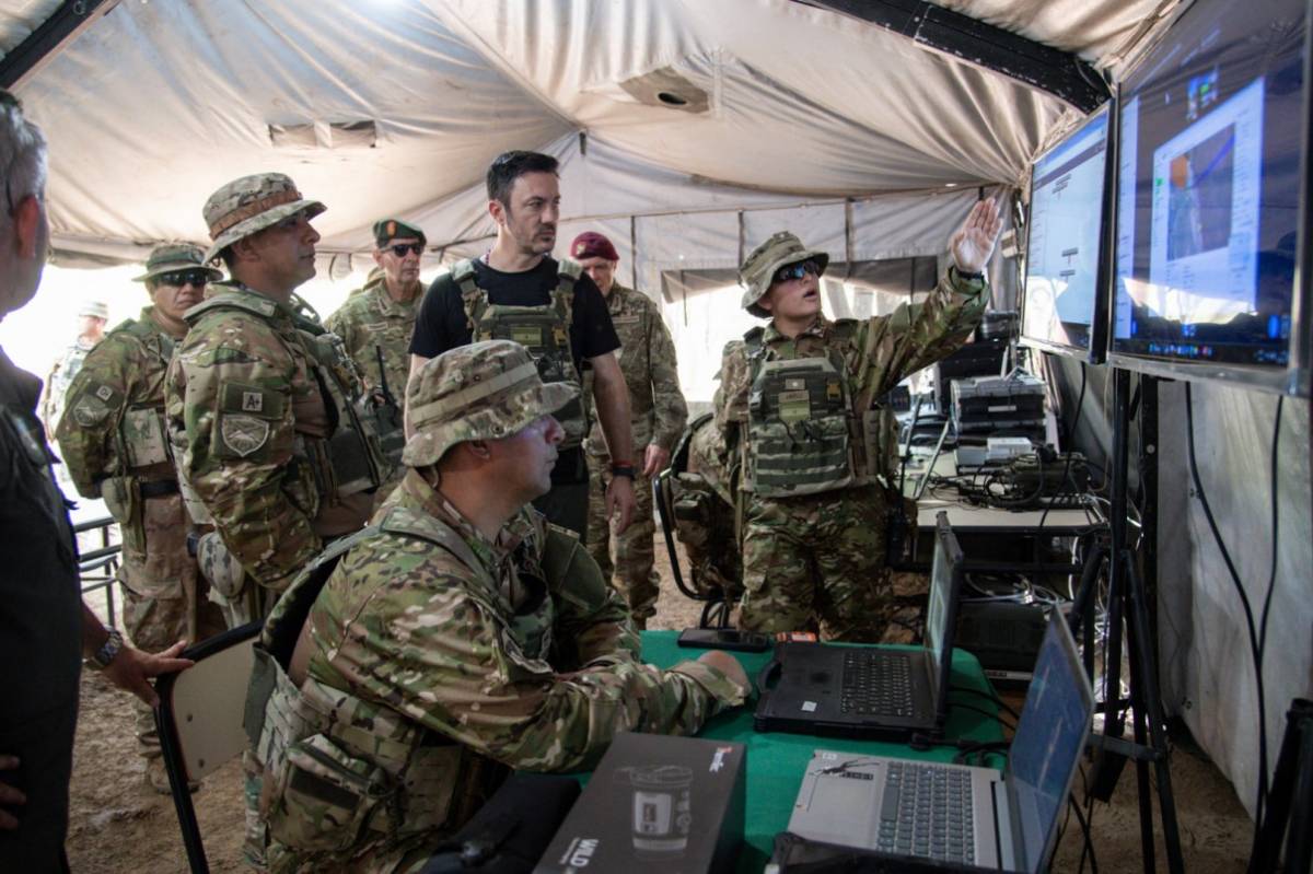 El ministro Luis Petri asiste a una explicación del operativo por militares del Ejército Argentino. El ministro Luis Petri asiste a una explicación del operativo por militares del Ejército Argentino.