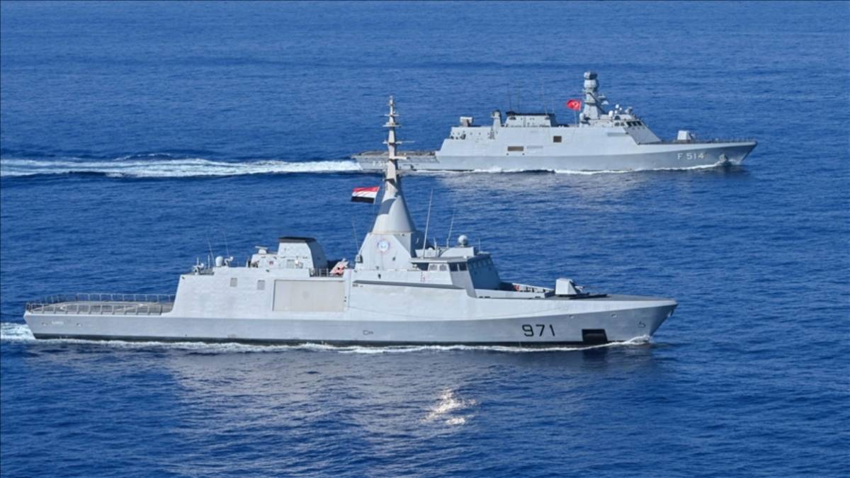 La corbeta turca TCG KINALIADA durante el entrenamiento con la corbeta de la Armada egipcia AL FATEH. La corbeta turca TCG KINALIADA durante el entrenamiento con la corbeta de la Armada egipcia AL FATEH.