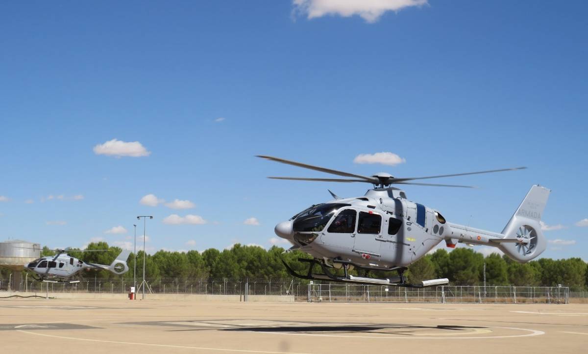 En primer plano el Nival 1207 despegando de la plataforma de Airbus Helicopters tras su entrega. (foto FLOAN) En primer plano el Nival 1207 despegando de la plataforma de Airbus Helicopters tras su entrega. (foto FLOAN)