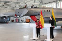 La ministra con un Eurofighter del destacamento. (foto: Ministerio de Defensa)