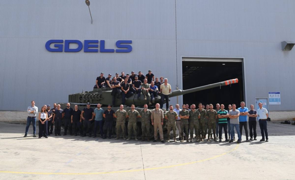 Un Leopard con personal de GDELS-SBS en el centro de Alcalá de Guadaira. (GDELS-SBS) Un Leopard con personal de GDELS-SBS en el centro de Alcalá de Guadaira. (GDELS-SBS)