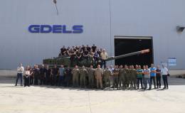 Un Leopard con personal de GDELS-SBS en el centro de Alcal de Guadaira. (GDELS-SBS)