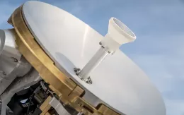 Antena de sistema de comunicaciones satelitales de Indra SATCOM. Foto: Indra