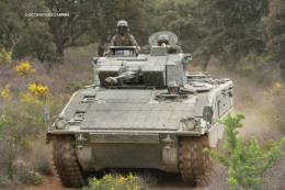 El Ejrcito de Tierra ha recibido dos lotes de los Pizarro de combate y un tercero de los Castor de Zapadores, blindados con barcaza de cadenas que sern complementados con VAC y VCC. (Octavio Dez Cmara)