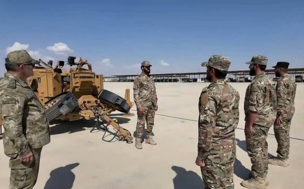 Um comandante militar turco visita militares do exército sírio treinando em um sistema de defesa aérea ASELSAN.