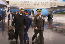 El almirante Alvin Holsey en su llegada a Ecuador (foto Embajada de Estados Unidos)
