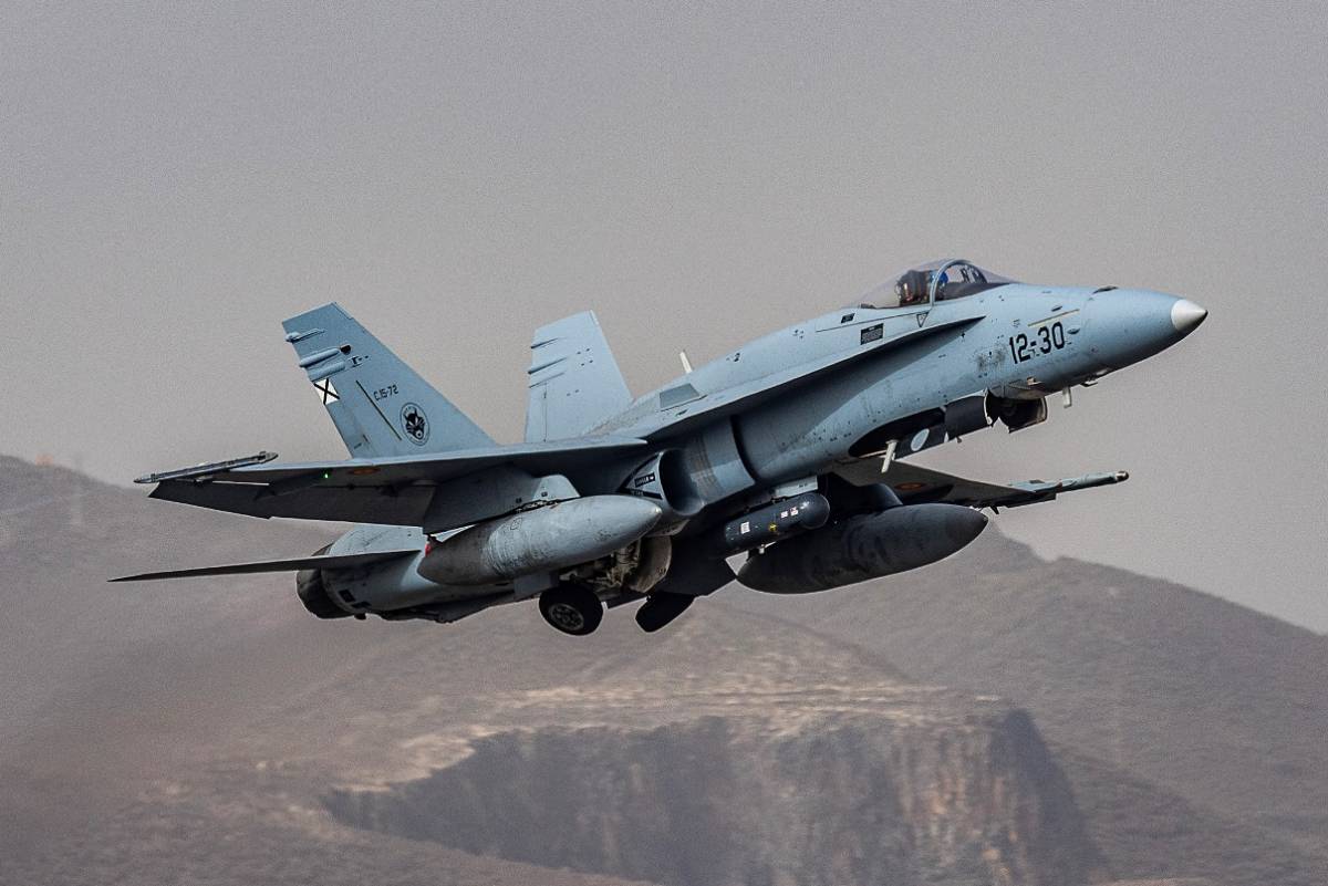La primera línea de defensa la dan los aviones de combate, como este EF-18M del Ala 12, desplegado en la Base Aéreo de Gando. (Foto: Antonio Rodríguez Santana) La primera línea de defensa la dan los aviones de combate, como este EF-18M del Ala 12, desplegado en la Base Aéreo de Gando. (Foto: Antonio Rodríguez Santana)